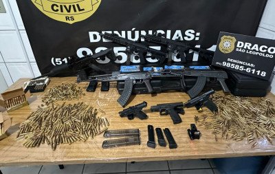VÍDEO: Arsenal com fuzis AK-47 é achado escondido em fundo falso de residência no RS
