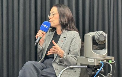VÍDEO: "A política é por vezes um chamado": Juliana Brizola reforça comprometimento com legado do avô e crítica polarização