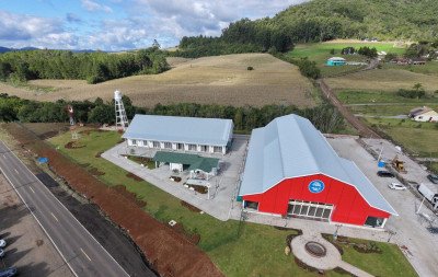 Com cidade cenográfica e museu com 40 veículos antigos, parque temático automotivo é inaugurado em Nova Petrópolis