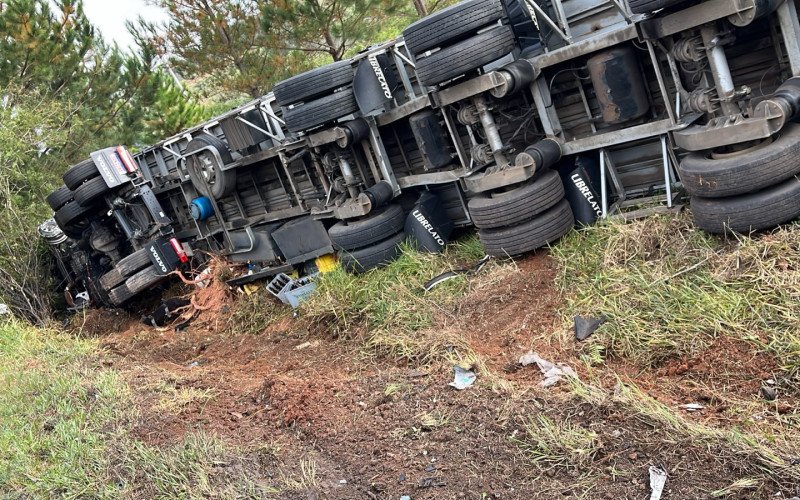 Grave acidente entre carreta e carro deixa trânsito lento na RS-239, em Taquara | abc+