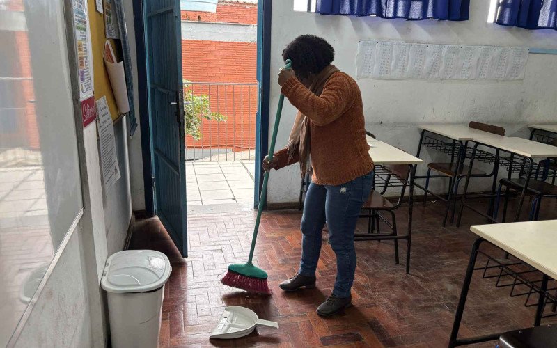 Escolas estaduais enfrentam a falta de profissionais da limpeza, impactando na rotina de professores e diretores | abc+