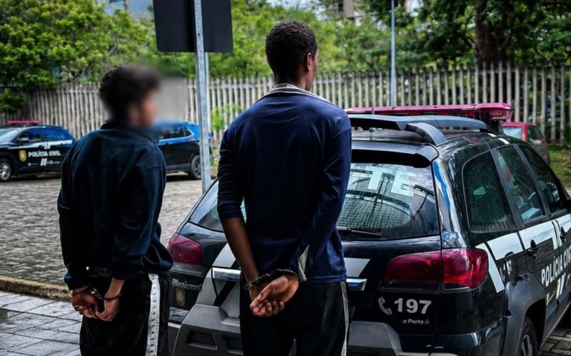 Homem foi preso e adolescente foi apreendido nesta terça-feira (2)