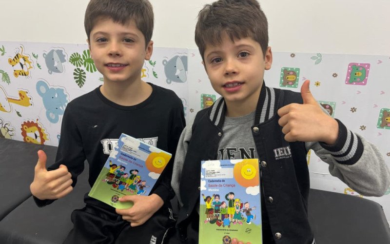 Os g&ecirc;meos Luca e Enrico, de 8 anos, enfrentaram o medo da agulha nesta ter&ccedil;a-feira (2), em Novo Hamburgo