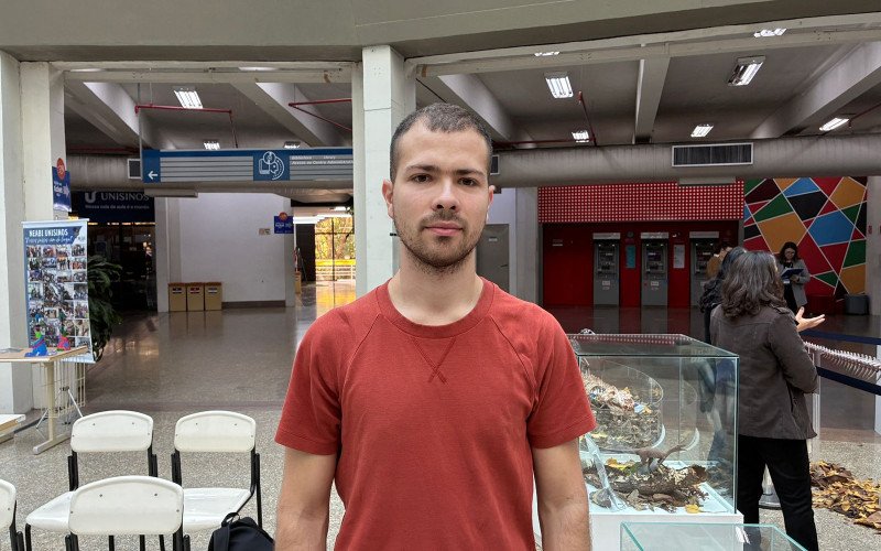 Ivan Pedro Freitas visitando a exposição
