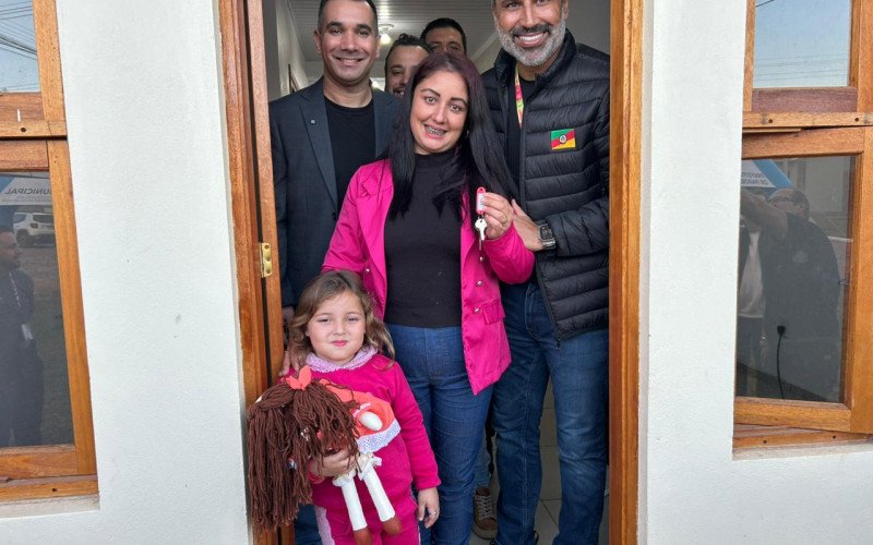 Angélica Dias (ao centro) em sua nova casa, ao lado do prefeito Gilberto Gomes (à esquerda) e do secretário Bruno Silveira | abc+