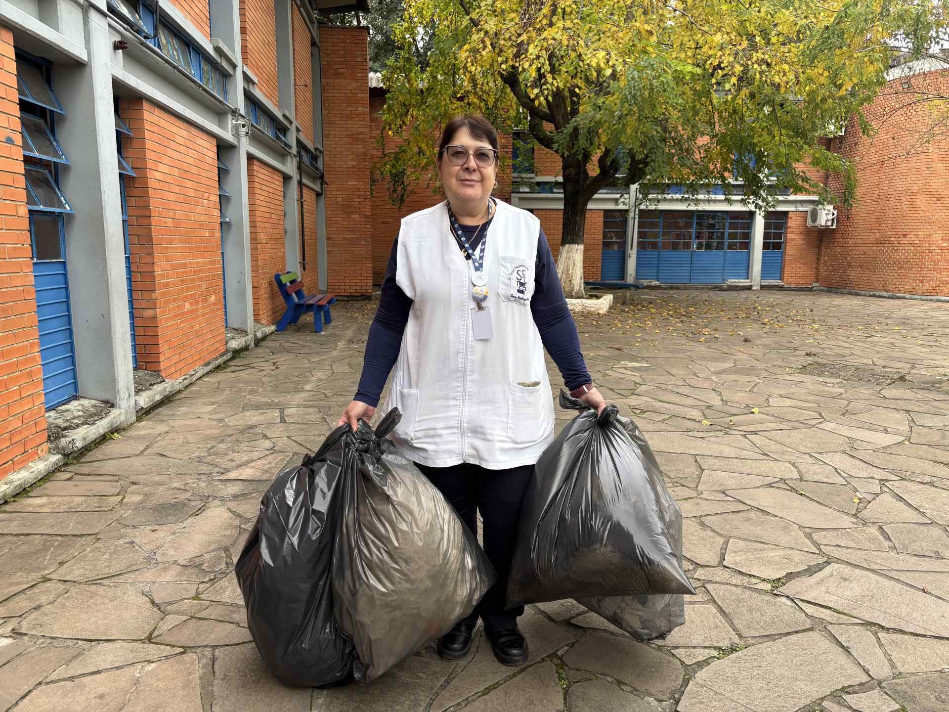 &ldquo;Situa&ccedil;&otilde;es absurdas nas escolas&rdquo;: O que diz o Cpers sobre professores assumirem a limpeza por falta de profissionais