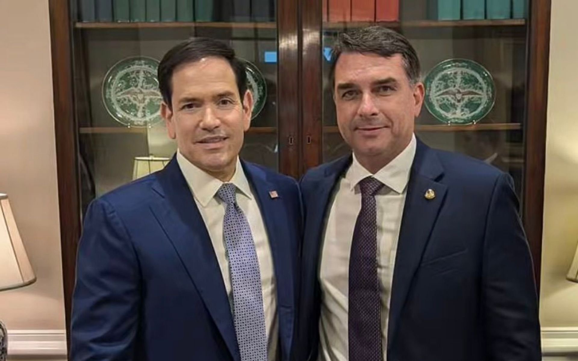 Fl&aacute;vio Bolsonaro diz ter enviado carta a Rubio pedindo que EUA n&atilde;o imponham tarifas de 25% ao Brasil