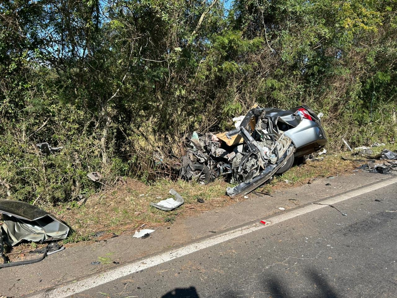 RS-239: &ldquo;N&atilde;o deu tempo de desviar&rdquo;, diz motorista de carreta que tombou em acidente com morte; tr&acirc;nsito &eacute; bloqueado em Taquara