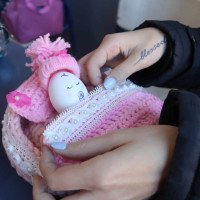Com rostinho e berço: Alunos cuidam de "bebês ovos" em projeto sobre gravidez na adolescência