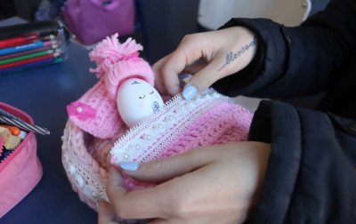 Com rostinho e berço: Alunos cuidam de "bebês ovos" em projeto sobre gravidez na adolescência