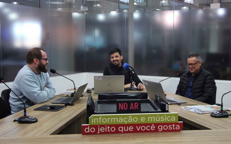 Após encontro com fundador do Grupo Sinos, Albuquerque participou do programa 103 Esportes, da Rádio ABC