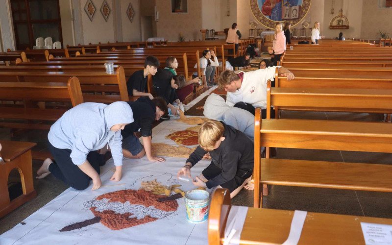 Na Igreja São Pedro Apóstolo, de Ivoti, as crianças preparam os tapetes para procissão