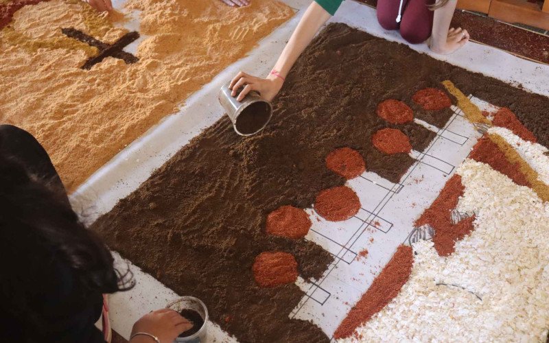 Na Igreja São Pedro Apóstolo, de Ivoti, as crianças preparam os tapetes para procissão