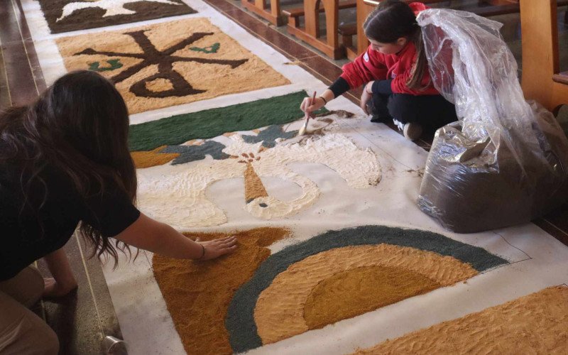 Na Igreja São Pedro Apóstolo, de Ivoti, as crianças preparam os tapetes para procissão | abc+