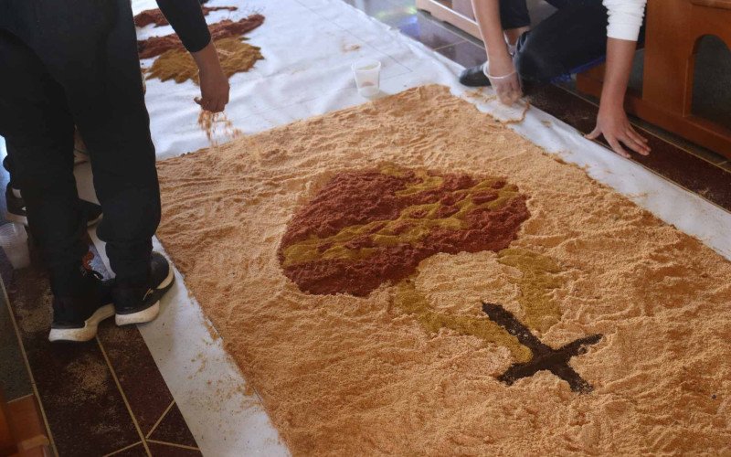 Na Igreja São Pedro Apóstolo, de Ivoti, as crianças preparam os tapetes para procissão