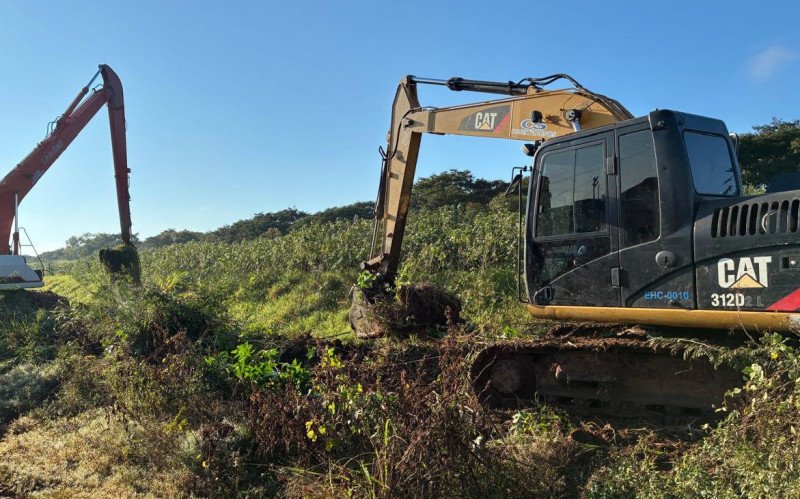 Começam as obras da canalização da vala de drenagem no dique da comunidade Steigleder
