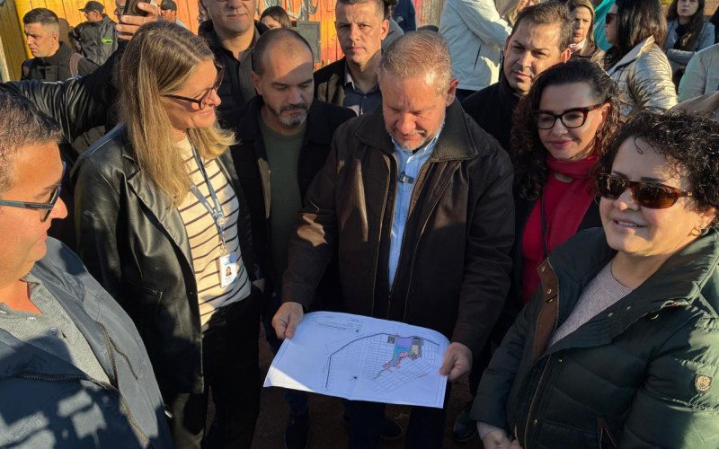 Prefeito mostrou projeto da canalização da vala de drenagem do dique na comunidade Steigleder