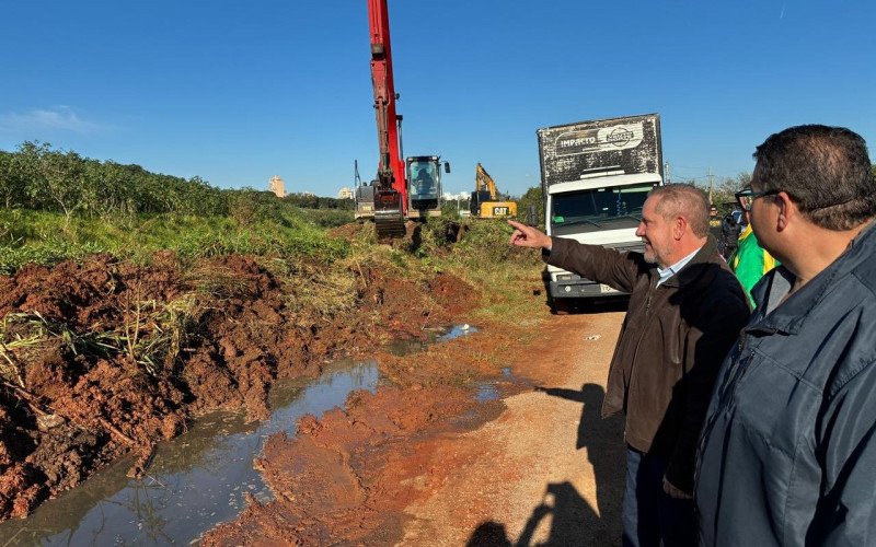 Prefeito Heliomar Franco e secretário de Mobilidade e Obras, Tarzan Corrêa, mostram local dos primeiros trabalhos
