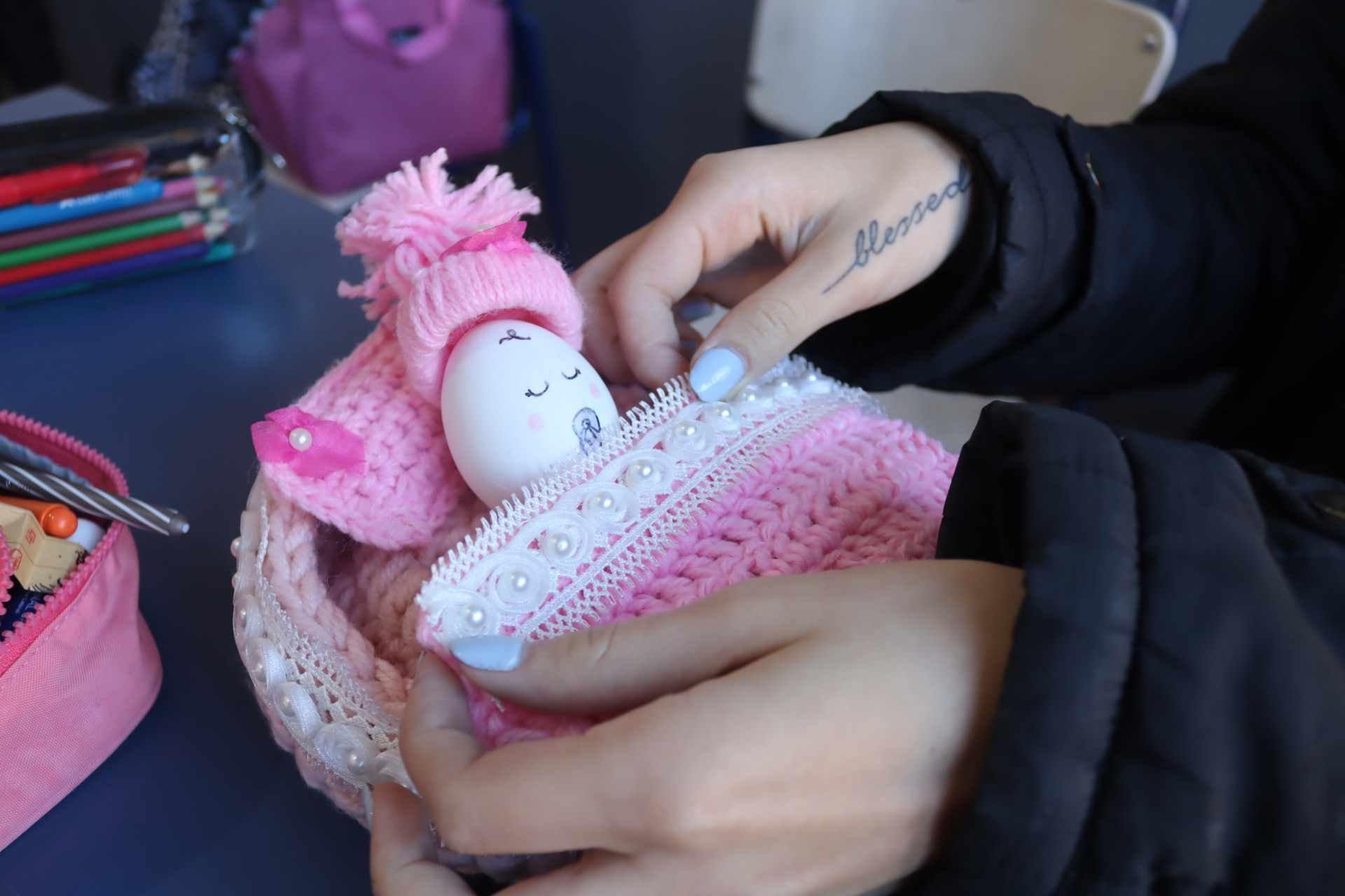 Com rostinho e ber&ccedil;o: Alunos cuidam de &ldquo;beb&ecirc;s ovos&rdquo; em projeto sobre gravidez na adolesc&ecirc;ncia