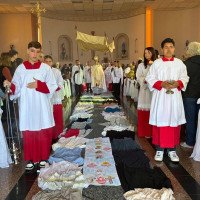FOTOS: Tapetes de serragem e de solidariedade marcam o dia de Corpus Christi