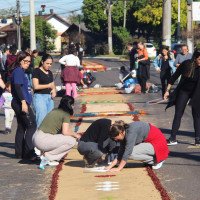 Tapetes de Corpus Christi mobilizam comunidade e transformam trecho da Pedro Adams em cenário de fé