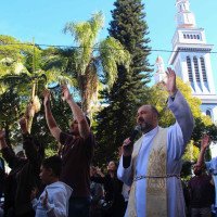 Milhares de fiéis acompanham procissão de Corpus Christi pelas ruas de Novo Hamburgo