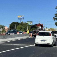 BR-116: Instalação de muretas de concreto reforça sinalização em trecho onde ocorre a construção de túnel em Novo Hamburgo