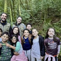Estudantes de Gramado fazem trilha em mata e aprendem sobre a importância da preservação do meio ambiente