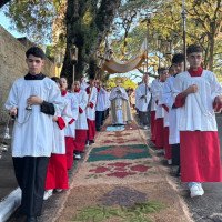 Em Novo Hamburgo, fiéis da Paróquia Nossa Senhora da Piedade celebram Corpus Christi