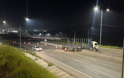 Carreta colide em mureta de obra na BR-116 e mobiliza equipes em Novo Hamburgo; saiba mais