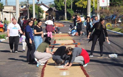 Tapetes de Corpus Christi mobilizam comunidade e transformam trecho da Pedro Adams em cenário de fé
