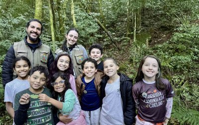 Estudantes de Gramado fazem trilha em mata e aprendem sobre a importância da preservação do meio ambiente