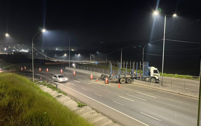 Trânsito liberado na BR-116 em Novo Hamburgo após acidente com carreta na madrugada | abc+