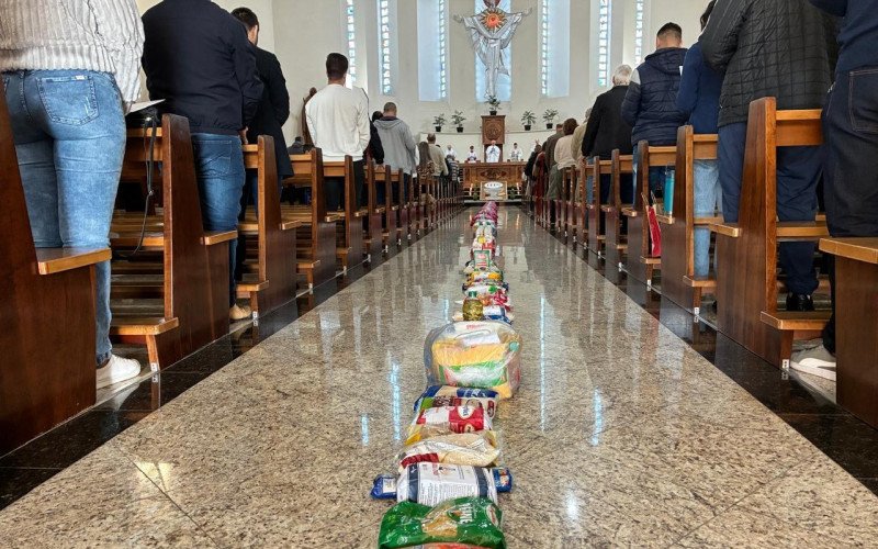 Celebração de Corpus Christi no Santuário Sagrado Coração de Jesus com tapete de alimentos