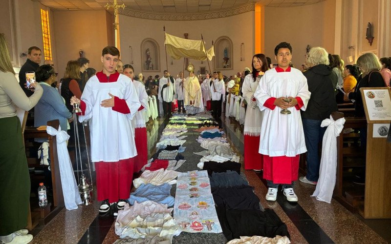 Celebração de Corpus Christi na Paróquia Santa Catarina com tapetes de roupas