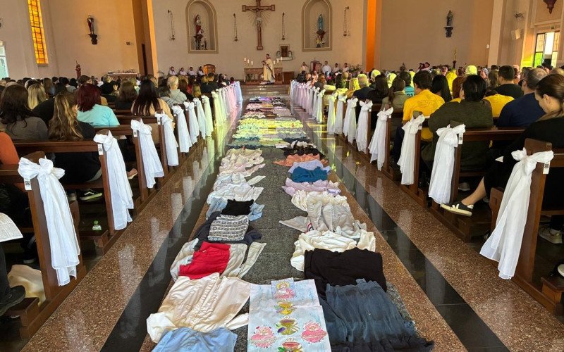 Celebração de Corpus Christi na Paróquia Santa Catarina com tapete de roupas