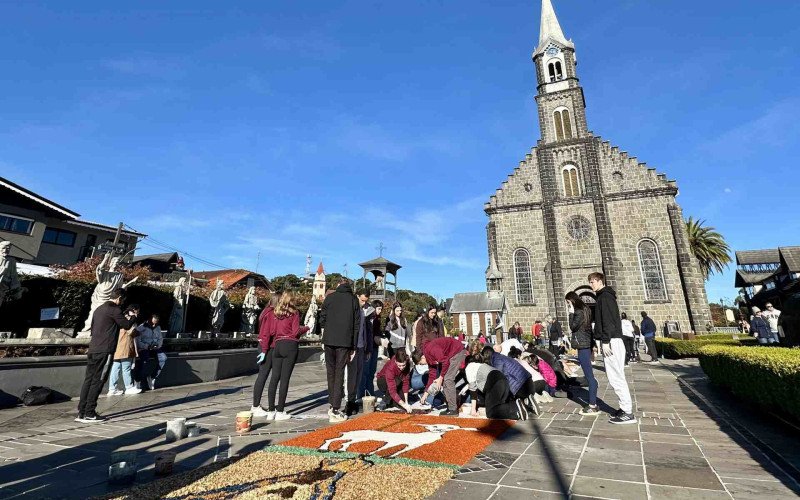Tapetes de serragem de Corpus Christi colorem igrejas e representam a alegria e a fé dos católicos em Gramado e Canela