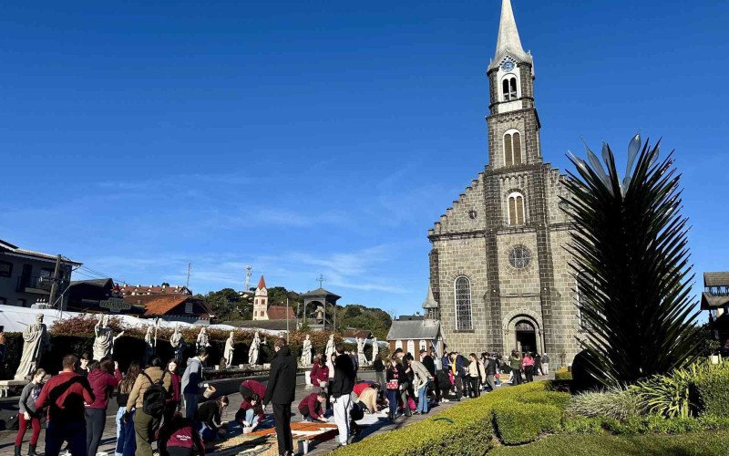 Tapetes de serragem de Corpus Christi colorem igrejas e representam a alegria e a fé dos católicos em Gramado e Canela