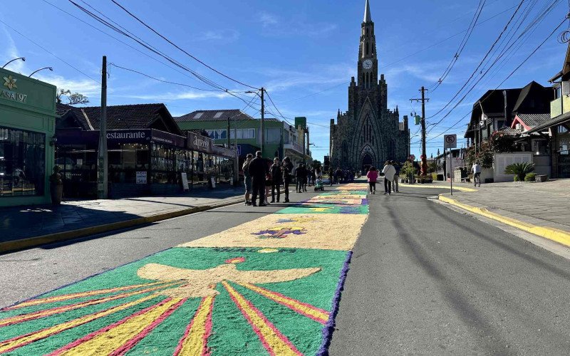 Tapetes de serragem de Corpus Christi colorem igrejas e representam a alegria e a fé dos católicos em Gramado e Canela