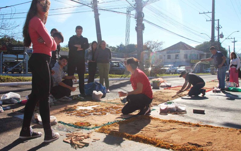 Confecção de tapetes da comunidade da Paróquia Sagrado Coração de Jesus, no bairro Santo Afonso