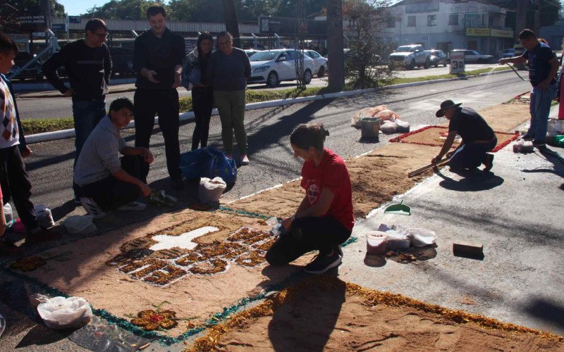 Confecção de tapetes da comunidade da Paróquia Sagrado Coração de Jesus, no bairro Santo Afonso
