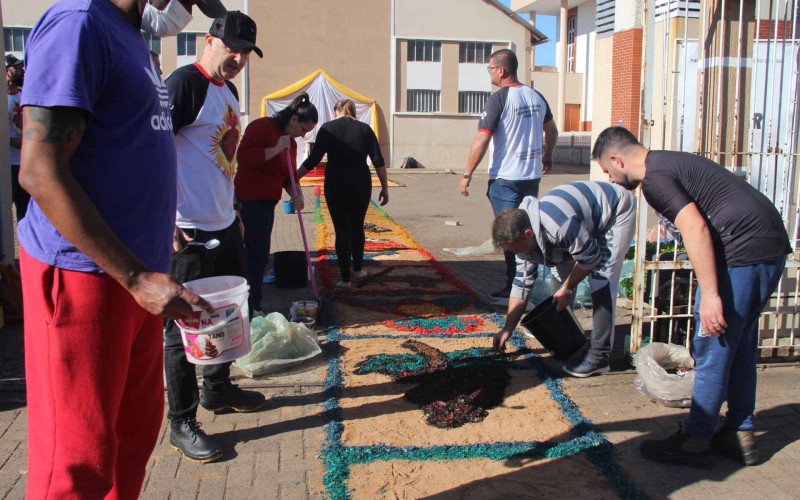 Confecção de tapetes da comunidade da Paróquia Sagrado Coração de Jesus, no bairro Santo Afonso