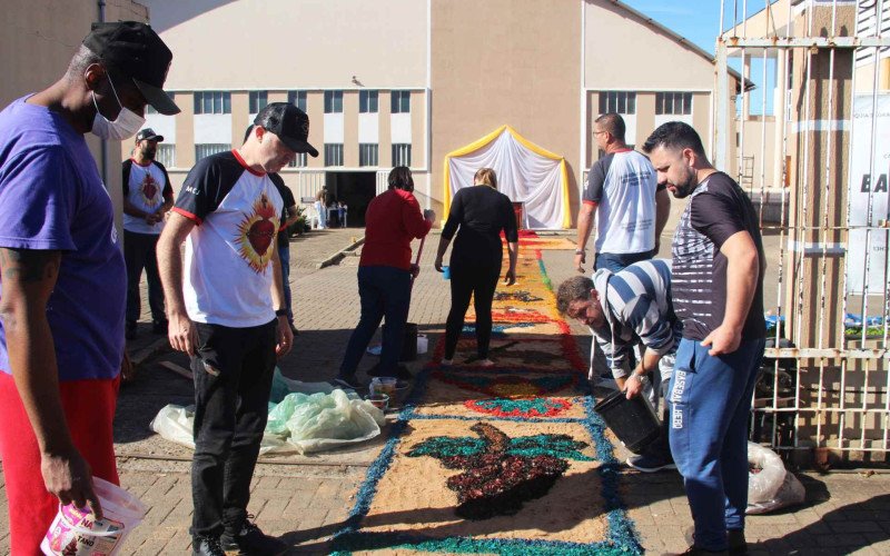 Confecção de tapetes da comunidade da Paróquia Sagrado Coração de Jesus, no bairro Santo Afonso