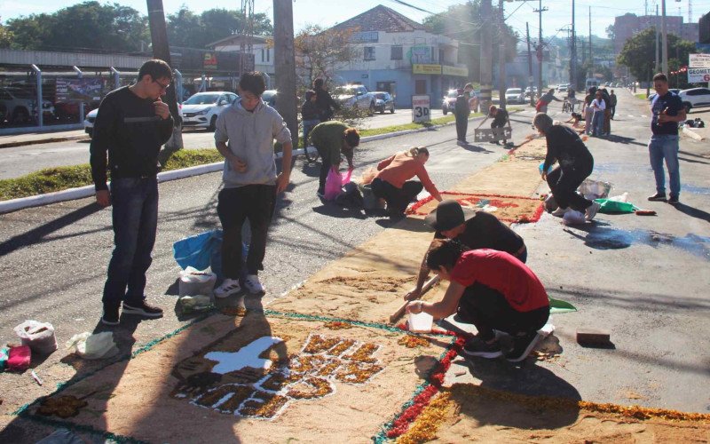 Confecção de tapetes da comunidade da Paróquia Sagrado Coração de Jesus, no bairro Santo Afonso