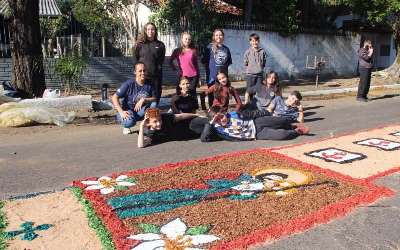 Confecção de tapetes da comunidade da Paróquia Sagrado Coração de Jesus, no bairro Santo Afonso