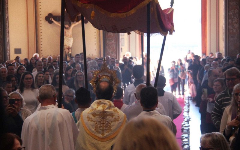 Milhares de fiéis acompanham procissão de Corpus Christi pelas ruas de Novo Hamburgo
