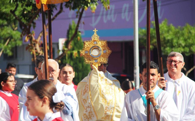 Milhares de fiéis acompanham procissão de Corpus Christi pelas ruas de Novo Hamburgo
