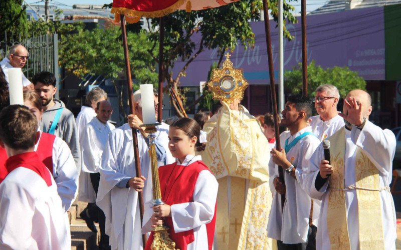 Milhares de fiéis acompanham procissão de Corpus Christi pelas ruas de Novo Hamburgo
