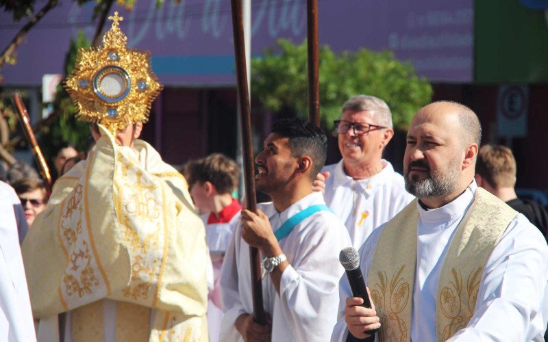 Milhares de fiéis acompanham procissão de Corpus Christi pelas ruas de Novo Hamburgo
