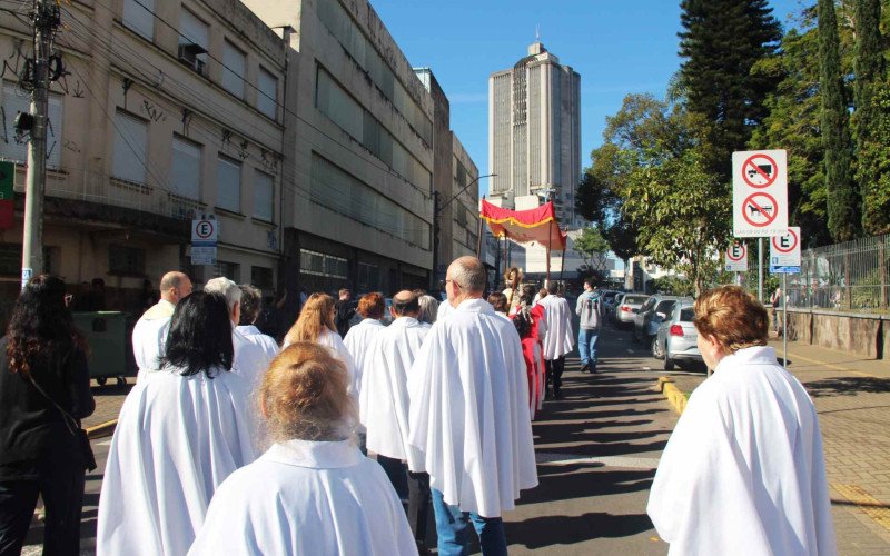 Milhares de fiéis acompanham procissão de Corpus Christi pelas ruas de Novo Hamburgo
